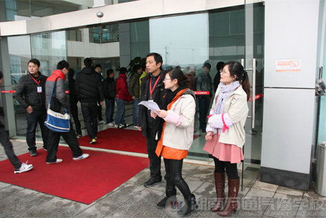 萬通汽修教育學員給小朋友發學習用品