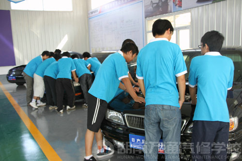 湖南萬通汽車學校學汽修