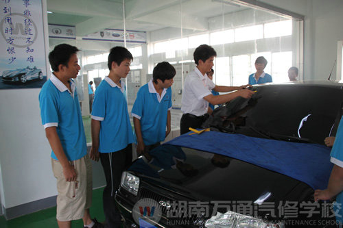 湖南萬通汽車學校老師給學生做示范