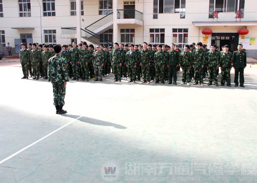 湖南萬通汽車學校軍訓
