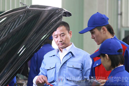 湖南萬通汽車學校創建“雙師型”教師隊伍