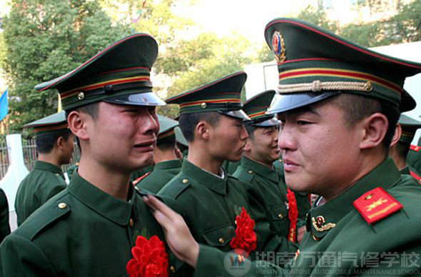 退伍軍人與戰友話別