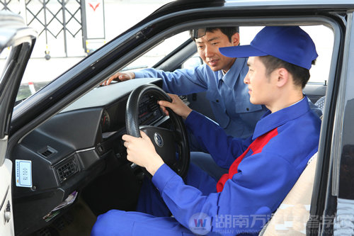 萬(wàn)通汽修學(xué)校學(xué)汽修更能免費(fèi)學(xué)駕駛