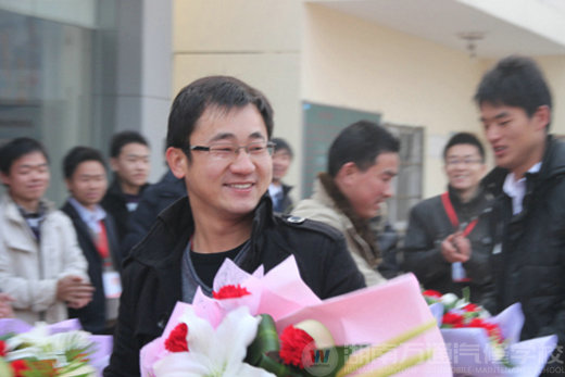 萬通汽修學校，給老師獻上鮮花