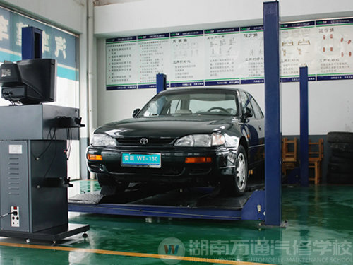 湖南萬通汽車學校，優秀學生和教師與名車合影