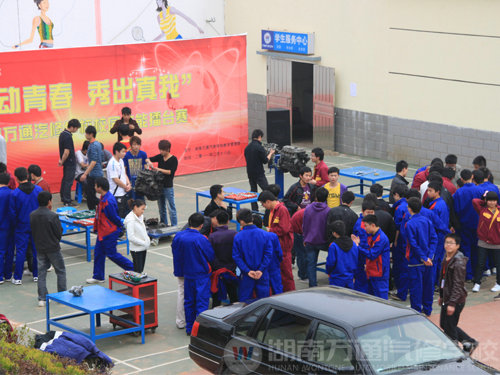 湖南萬通汽車學校，優秀學生與吉利亞洲方程式賽車合影