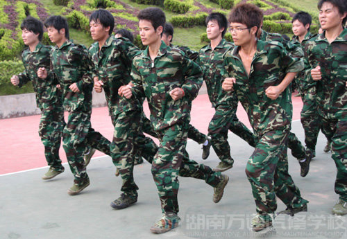 湖南萬通汽車學校，2010新生軍訓