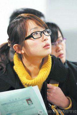 人才市場(chǎng)中迷茫的女學(xué)生