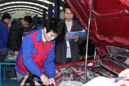 湖南萬通汽車學校非常注重學子動手能力