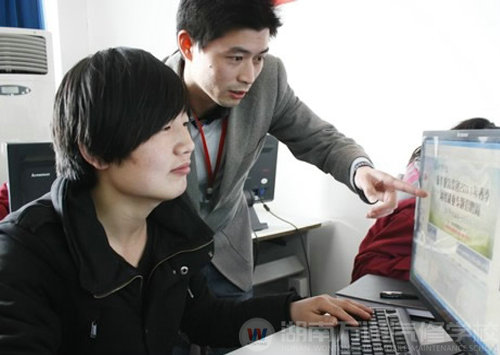 就業指導中心老師指導學員如何找到適合自己的崗位