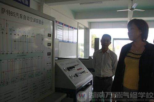 宋處長觀看實訓設備