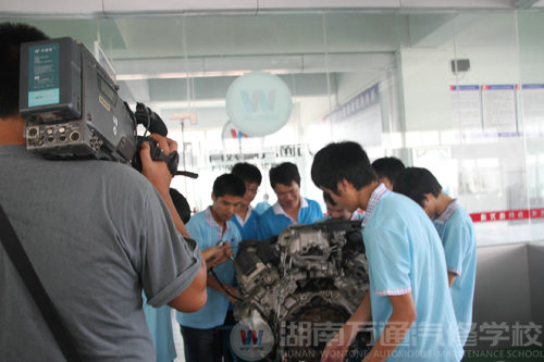 湖南教育電視臺對湖南萬通汽車學校實訓采訪