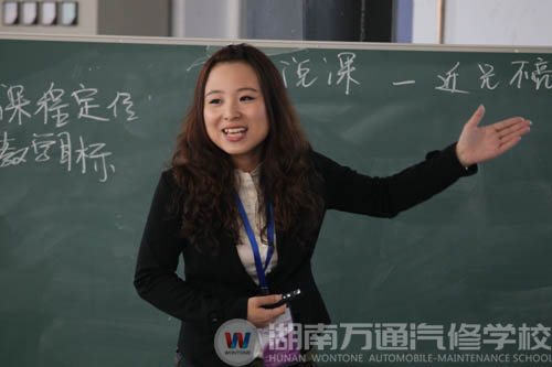 美女教師丁婷婷在賽場授課