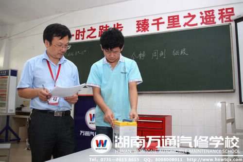 王國慶老師在指導學生