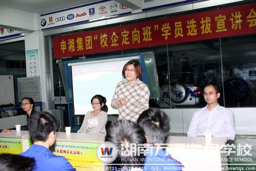 企業(yè)負(fù)責(zé)人細(xì)心解答