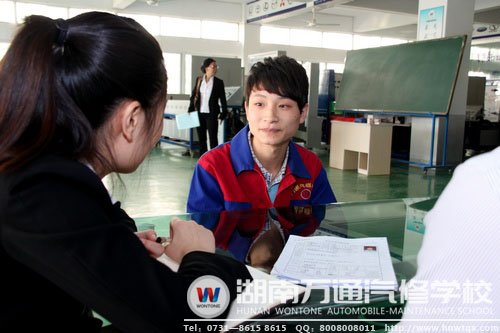 萬通學子在面試考核中自信應對