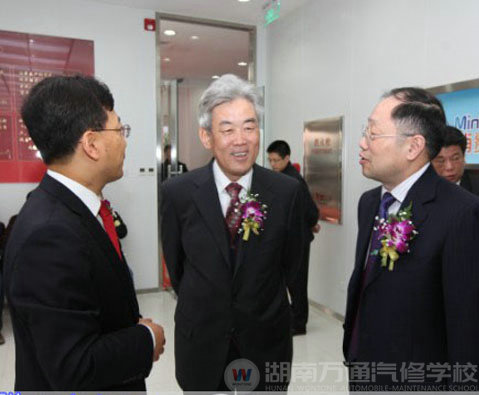 國家人力資源和社會保障部副部長孫寶樹(中)接見新華教育集團代表(右)