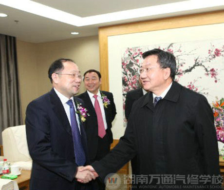 國家商務部副部長姜增偉(右)接見新華教育集團代表(左)