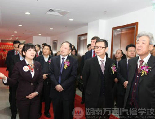 新華教育集團領導陪同人力資源和社會保障部副部長孫寶樹、商務部副部長姜增偉、中國銀監會副主席蔡鍔生等
