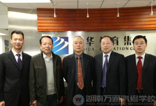 人社部中國職工教育和職業培訓協會秘書長畢結禮(中)視察新華教育集團