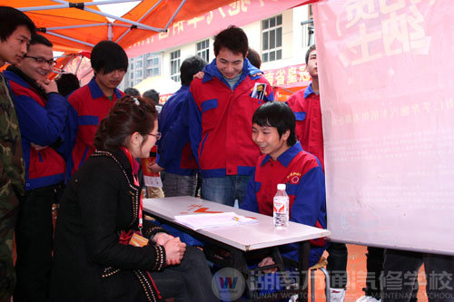 學子進行面試