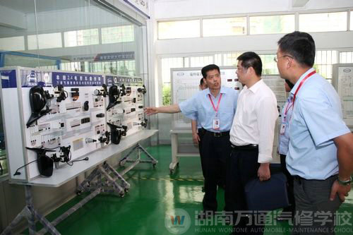 就業指導中心考察汽車實訓中心