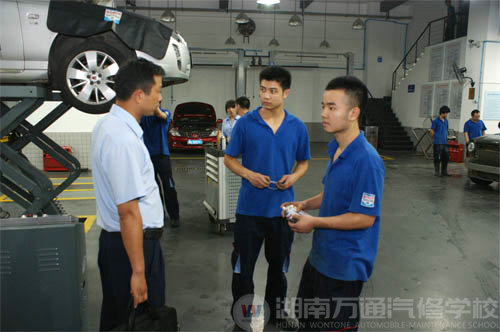 陸主管正在對金熙名車工作的兩名畢業生了解工作情況