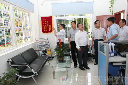 張明副總在參觀校就業(yè)指導(dǎo)中心
