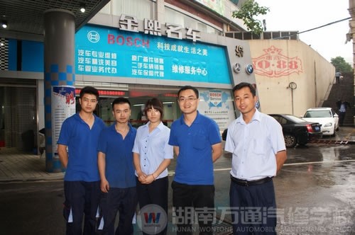 畢業于湖南萬通的小梅同學與陸老師合影