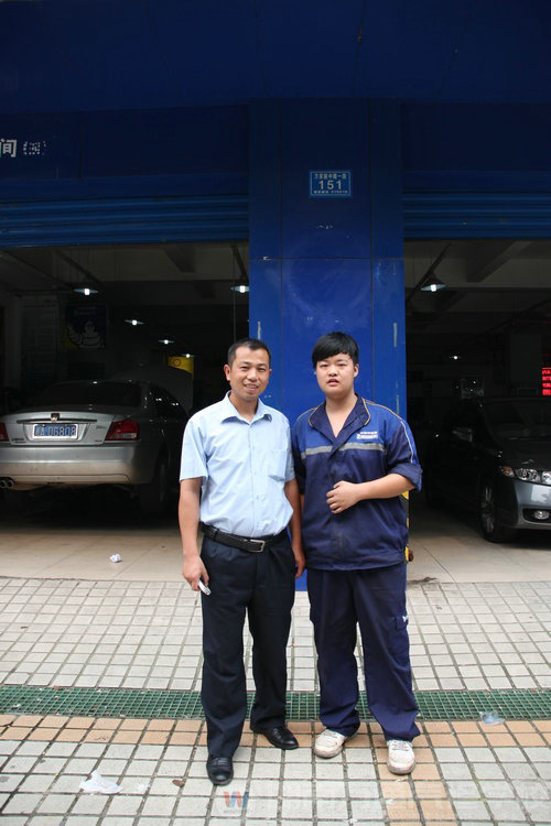 湖南萬通汽車學校就業負責人與就業學子合影