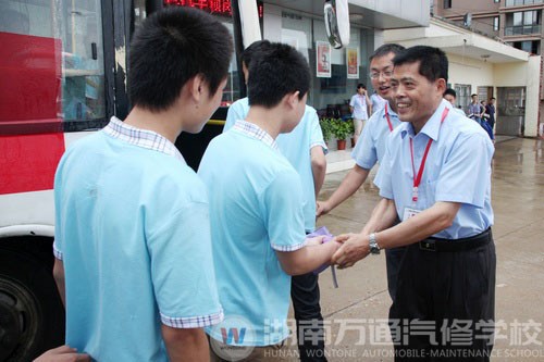 湖南萬通陳書記對學子們寄予殷切期盼