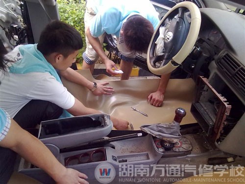 湖南萬通汽檢一班的同學們整車實訓中
