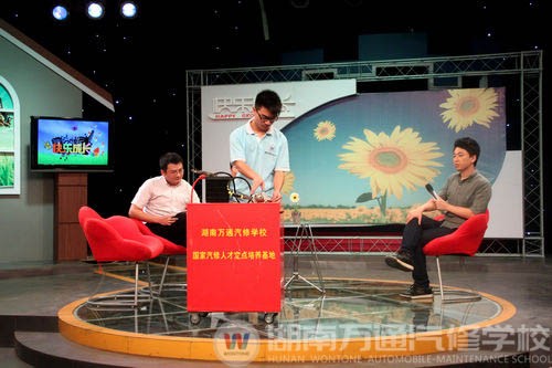 李王祥現(xiàn)場展示汽車起動機(jī)的發(fā)動原理