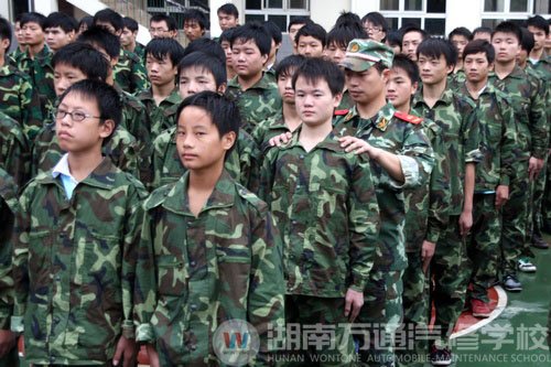 教官細心指導新生