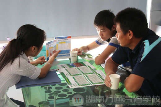 夏日炎熱，湖南萬通汽修學校，招生火爆進行中
