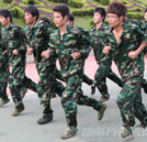 新生軍訓(xùn)系列報(bào)道：軍訓(xùn)中的苦與樂