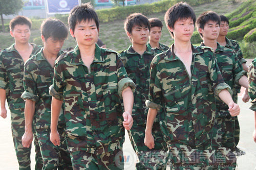 湖南萬通汽修學校2010年新生軍訓