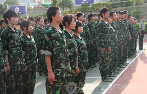 湖南萬通汽修學校2010年新生軍訓