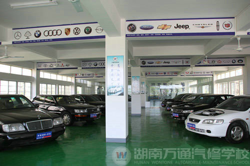 湖南萬通汽修學校，整車實訓車間