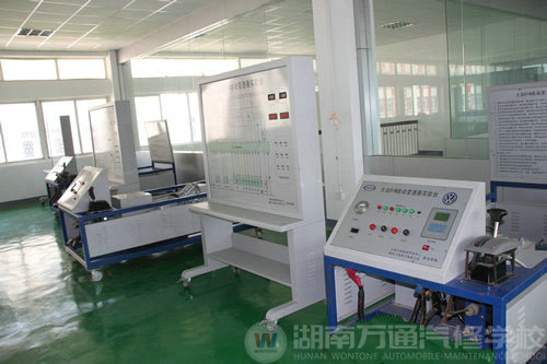 湖南萬通汽修學校，先進的汽車檢測、維修儀器和設備