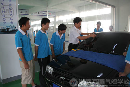 老師在給學生做車身修復講解