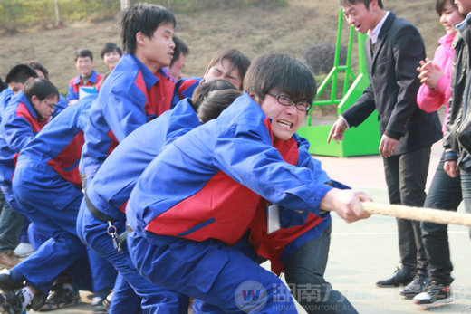 湖南萬通汽修學校拔河比賽