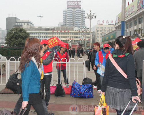 湖南萬通汽修學校“紅色馬甲”小組
