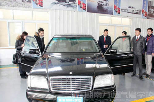 奇瑞4S店一行人員參觀高級(jí)轎車實(shí)訓(xùn)中心