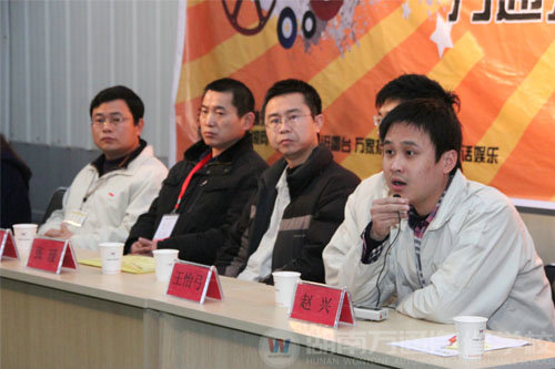 學子有次序的排隊投簡歷