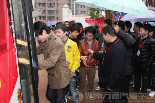 學校領導雨中歡送赴比亞迪就業學子