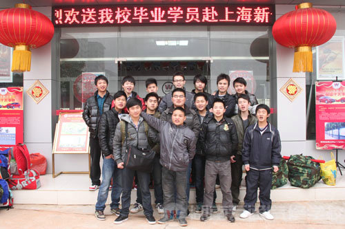 班主任彭老師與學子們依依不舍