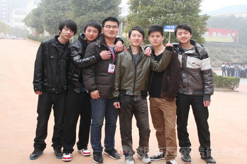 班主任潘老師與學子們合影