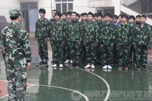 學(xué)子站軍姿