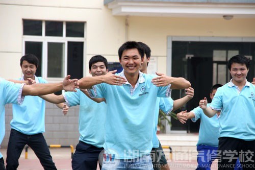 瞧,這位帥氣的同學笑容多燦爛
